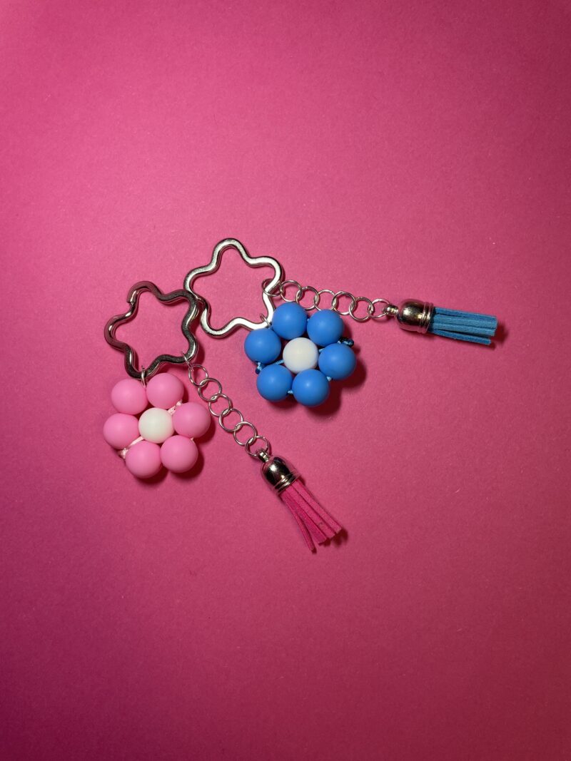 llavero de estrella con flores