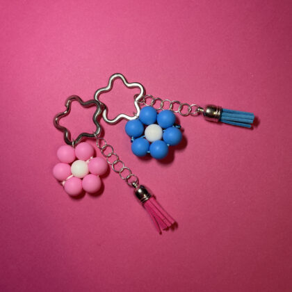 Llavero de estrellas con flor