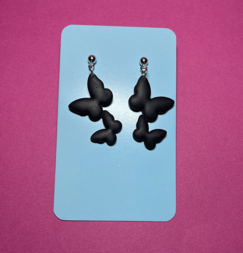 Mariposas colgantes negras